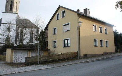 Zweifamilienwohnhaus mit Windfang, Doppelgarage in Schwarzenbach am Wald