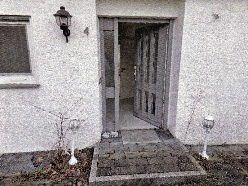 Doppelhaushälfte und Fertiggarage in Walheim